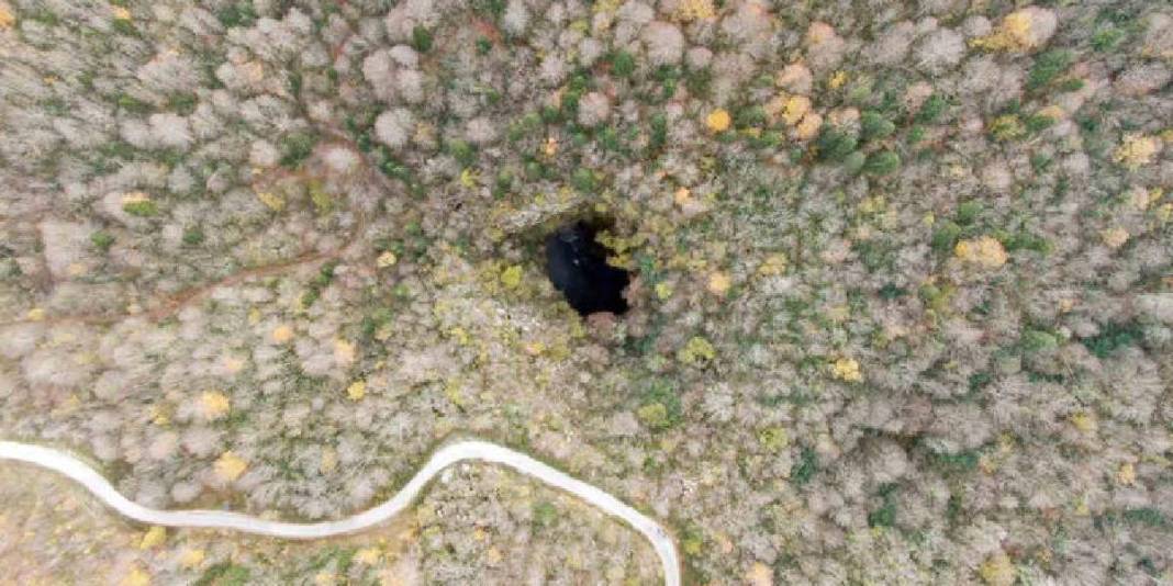 Bildiğiniz tüm mağaraları unutun: İçinden akan şelalesi ve derinliği fark atmaya yetiyor 8